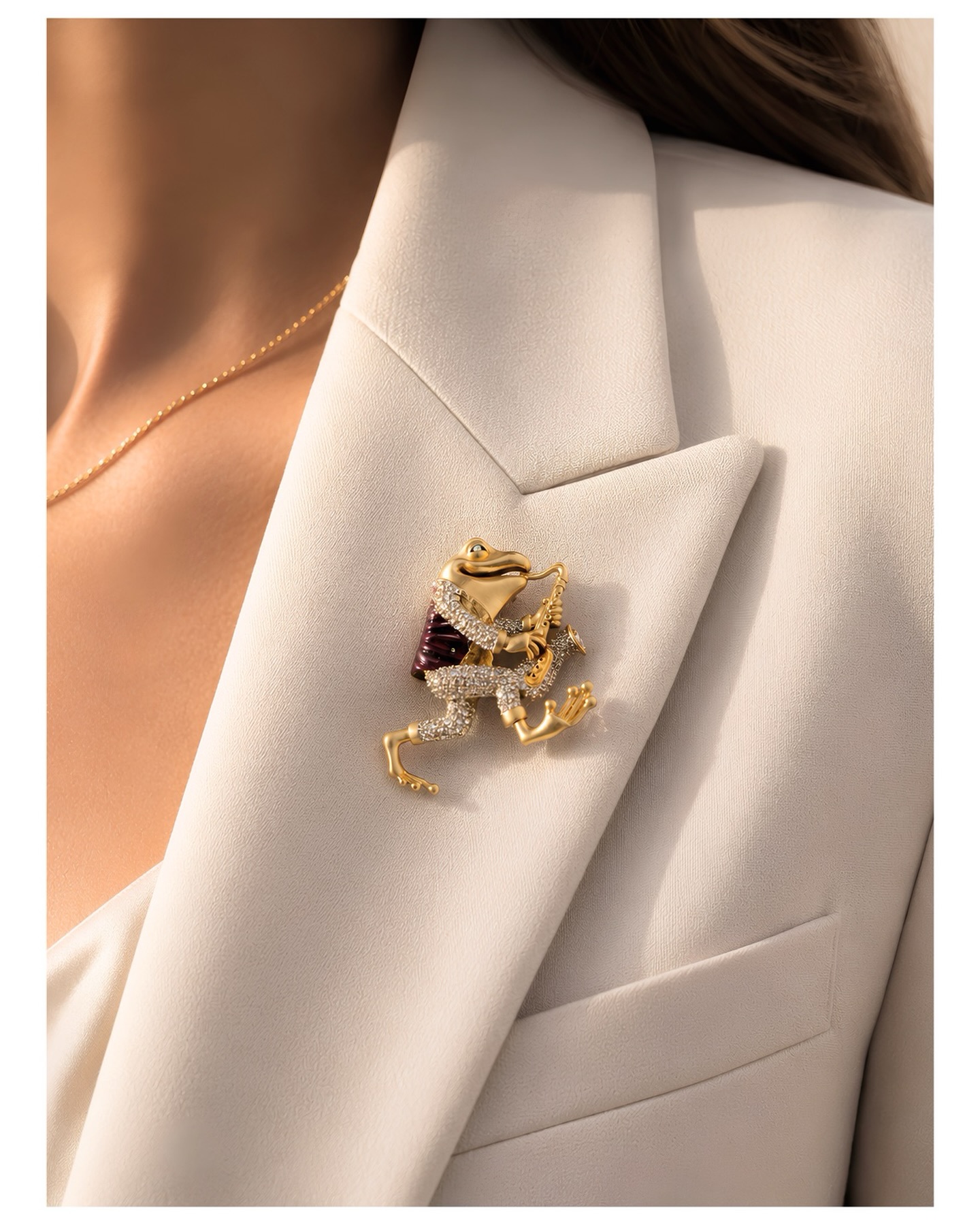 Statement brooches collection